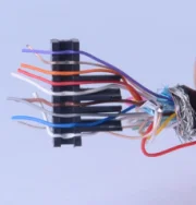 Przykład maszyny do przesuwania drutu typu kątowego