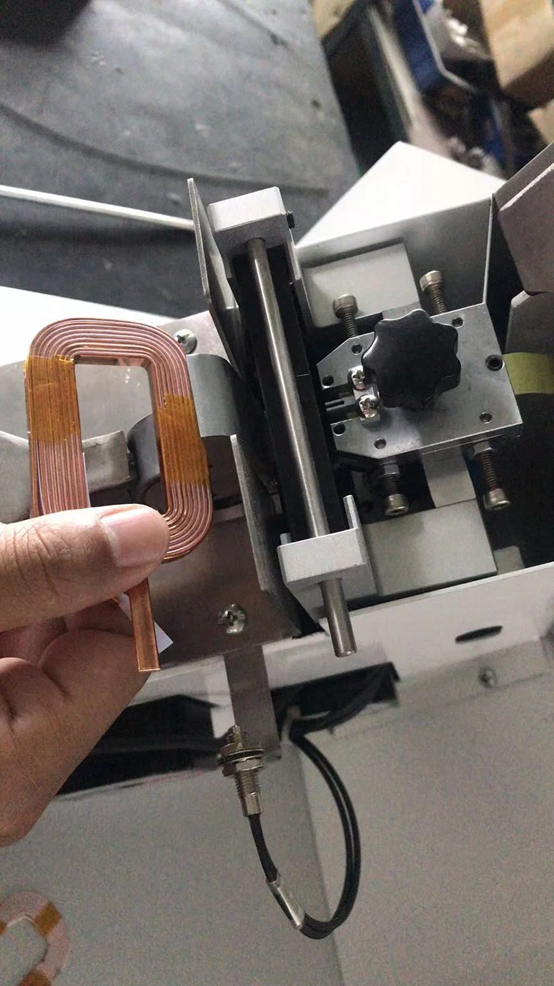 Maszyna do taśmowania cewek drutów, półautomatyczna maszyna do owijania taśmą samoprzylepną i cewką