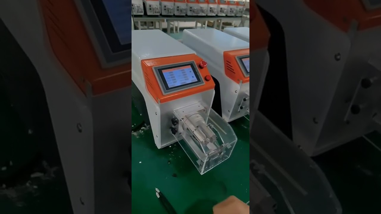 Półautomatyczna maszyna do ściągania izolacji kabli koncentrycznych z pedałem startowym #automatyka #maszyna