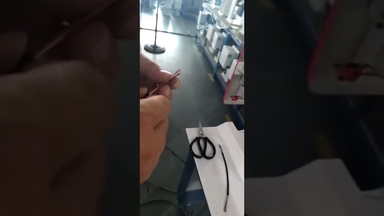 Wideo z pracy maszyny do zdejmowania izolacji i zaciskania przewodów wielożyłowych – wszystko w jednym #fabryka #maszyna