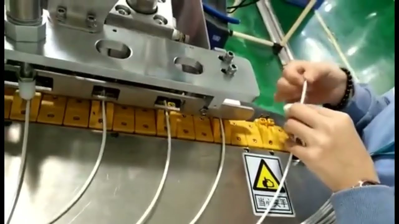 Automatyczna maszyna do lutowania złączy USB-C i Lightning – precyzyjne spawanie przewodów