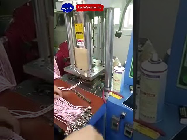 Maszyna do produkcji kabli zasilających AC z małą wtryskarką