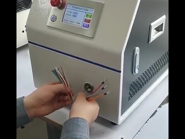 Automatyczna maszyna do zdejmowania izolacji i zaciskania tulejek izolowanych (0,5–4,0 mm²) z zaciskiem kwadratowym