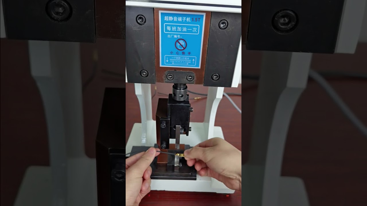 Maszyna zaciskarka 1.5T z pojedynczą matrycą – realne ujęcie pracy urządzenia #factory #machine