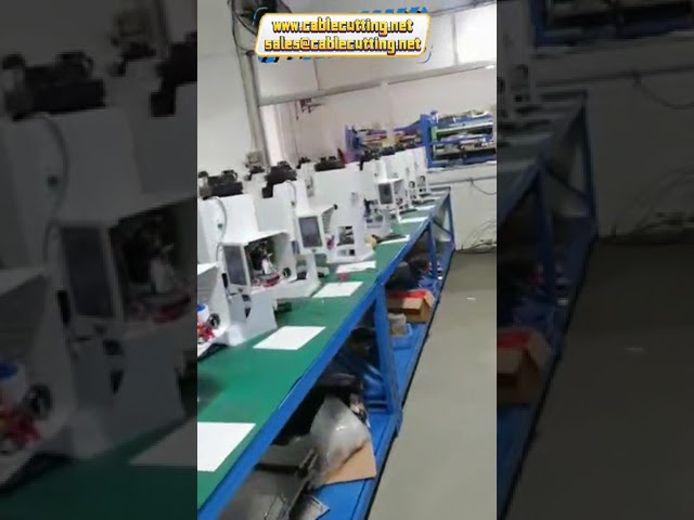 Automatyczna maszyna do montażu feruli, zaciskania i cięcia przewodów – terminacja złączy światłowodowych