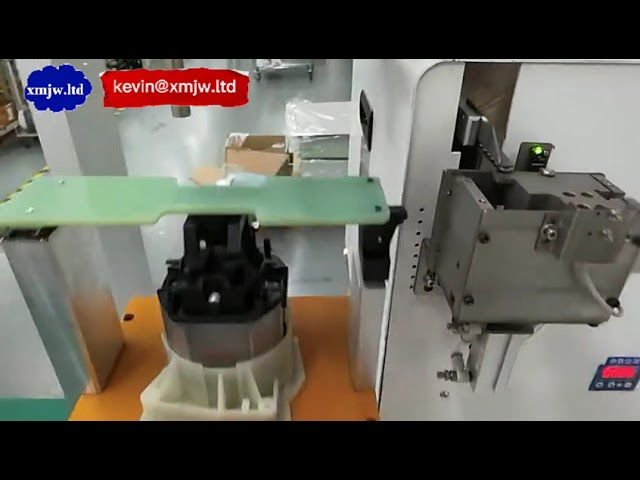 W pełni automatyczna 3-osiowa robotyczna wkrętarka z automatycznym podawaniem i dwoma stołami roboczymi