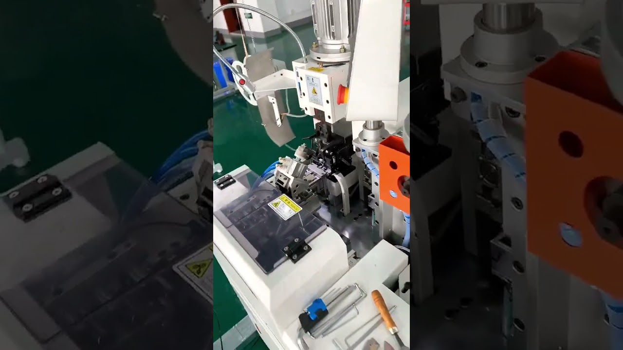 Prawdziwe ujęcie: W pełni automatyczna dwugłowicowa maszyna do zaciskania – sprzęt przemysłowy #fabryka #maszyna