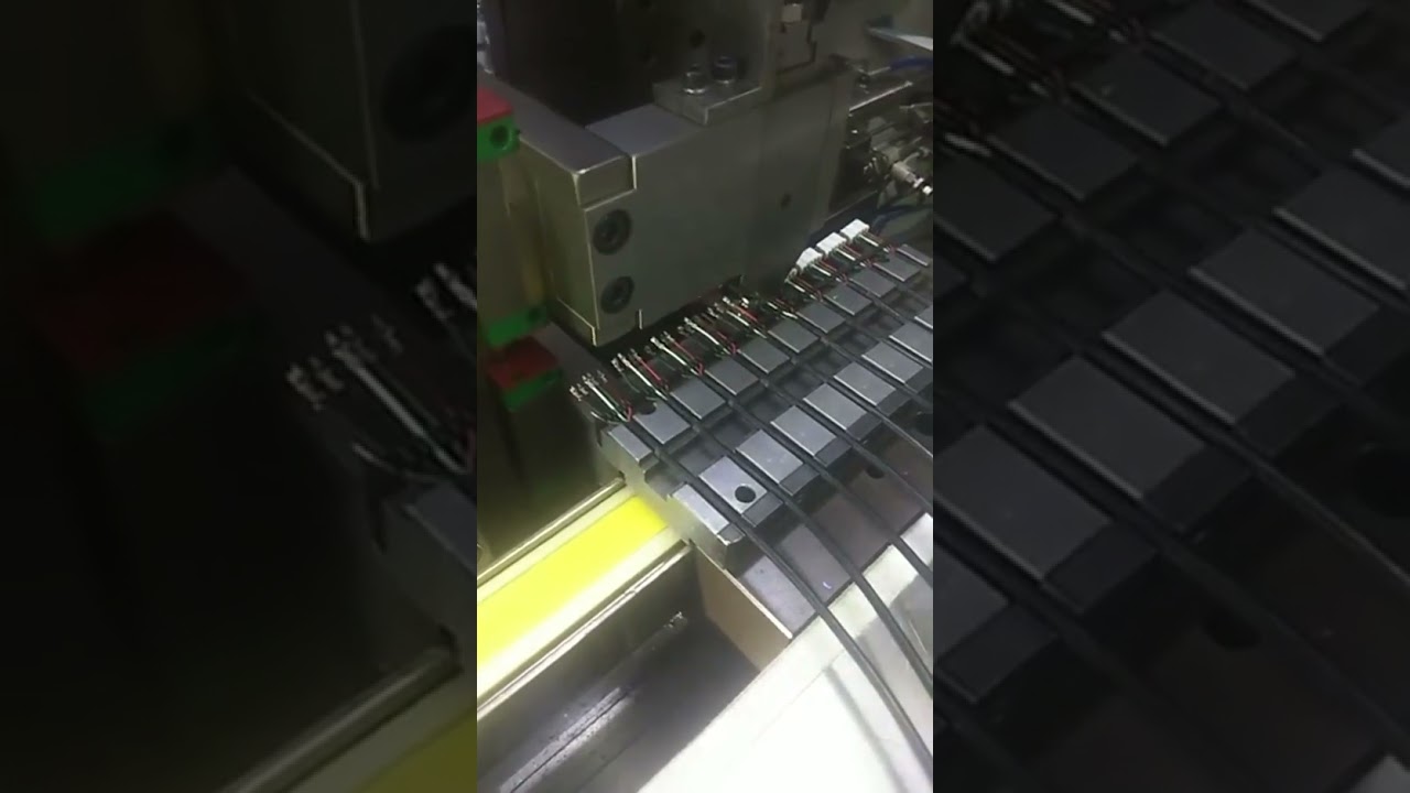 Bezpośrednio z fabryki: Automatyczna maszyna do wstawiania obudów i zaciskania przewodów