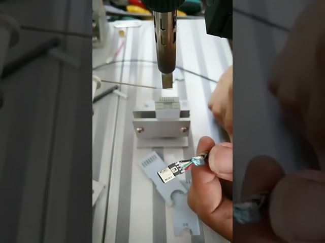 Maszyna do spawania kabli Type-C o wysokiej precyzji – Automatyczne lutowanie głowic USB-A do iPhone – DIY