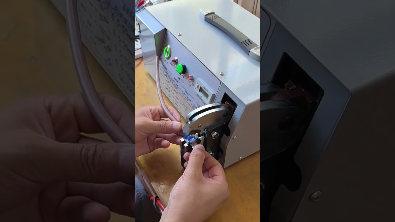 Bezproblemowe zaciskanie dużych końcówek preizolowanych elektryczną zaciskarką #fabryka #maszyna